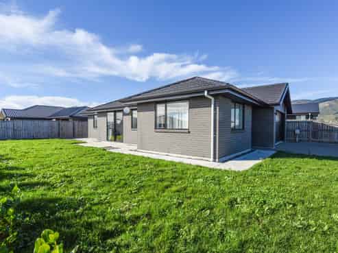 10 Esher Lane, Richmond