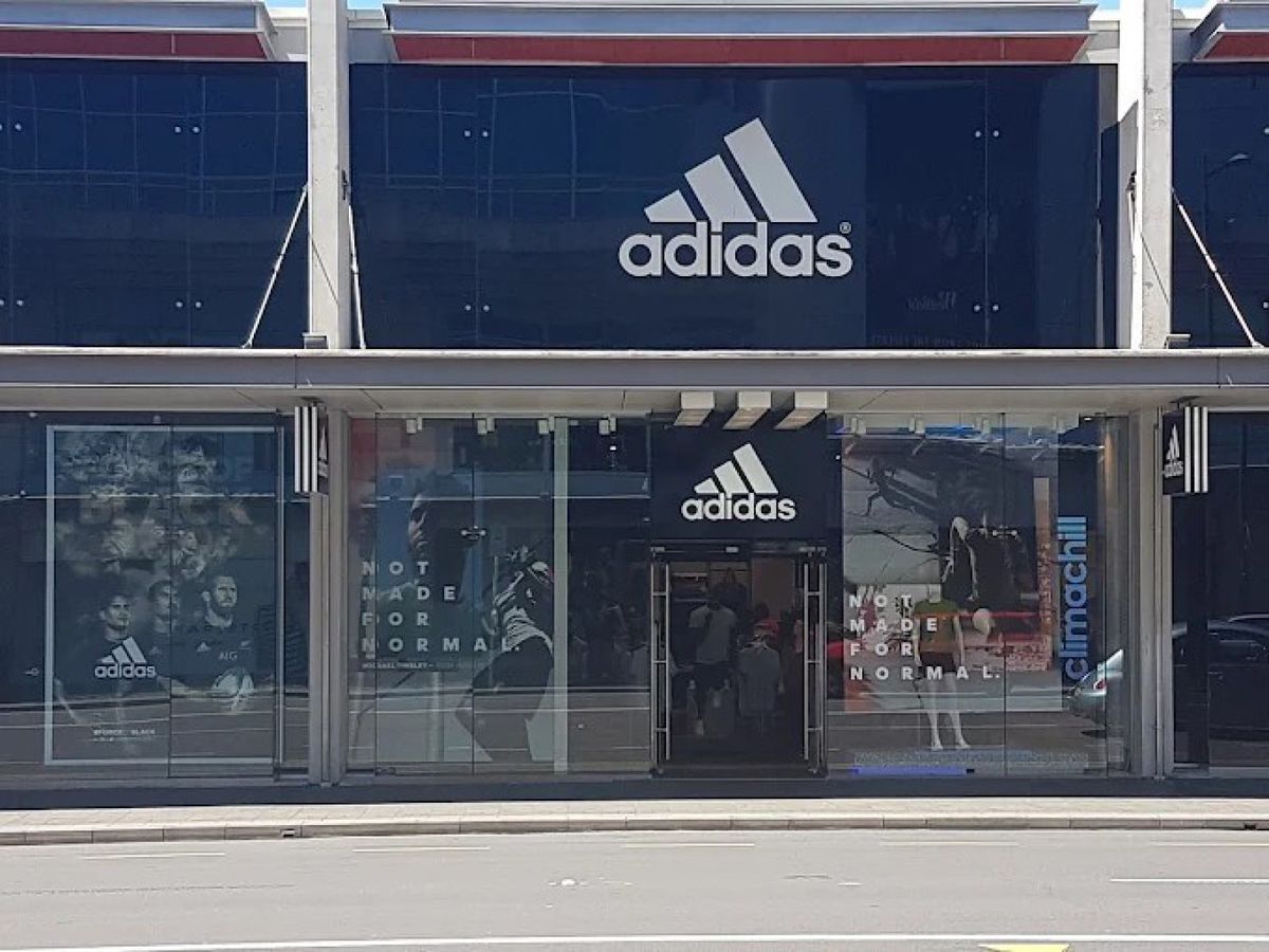 Large format retail on Broadway – pohled 3