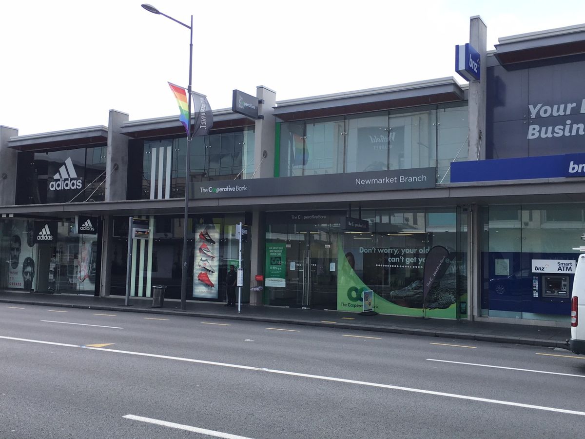 Large format retail on Broadway – pohled 2