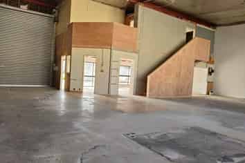 HIGH-STUD WAREHOUSE WITH PRIME ROAD FRONTAGE
