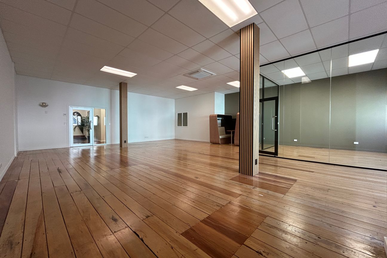 Stylish Office Suite in Character Building - Mehr