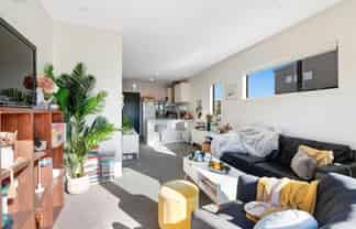 2/694 Whangaparaoa Road, Stanmore Bay