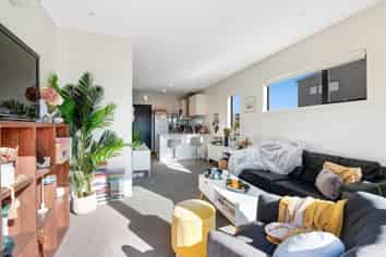 2/694 Whangaparaoa Road, Stanmore Bay