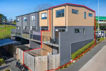 2/694 Whangaparaoa Road, Stanmore Bay
