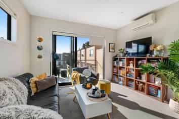 2/694 Whangaparaoa Road, Stanmore Bay