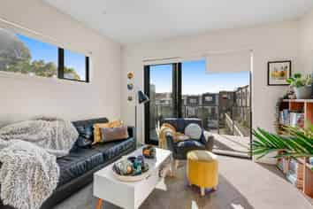 2/694 Whangaparaoa Road, Stanmore Bay