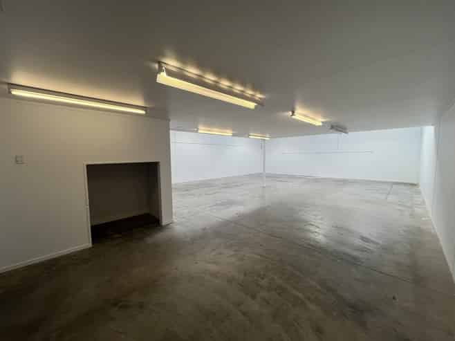 Tidy 255sqm unit in prime location
