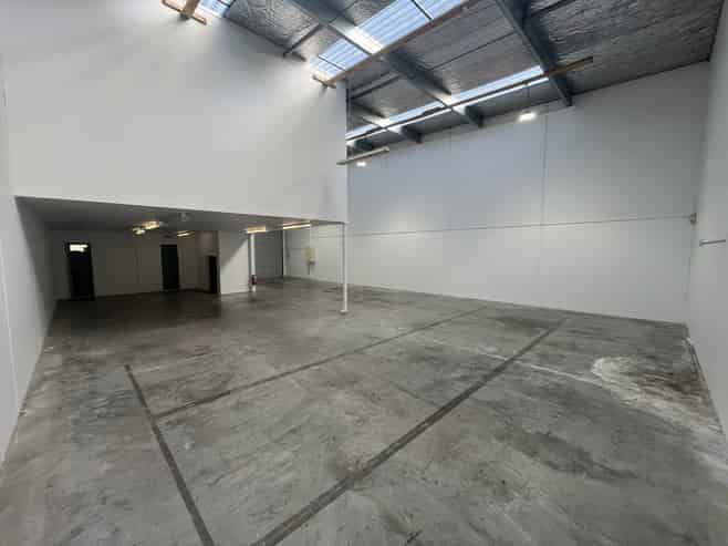 Tidy 255sqm unit in prime location