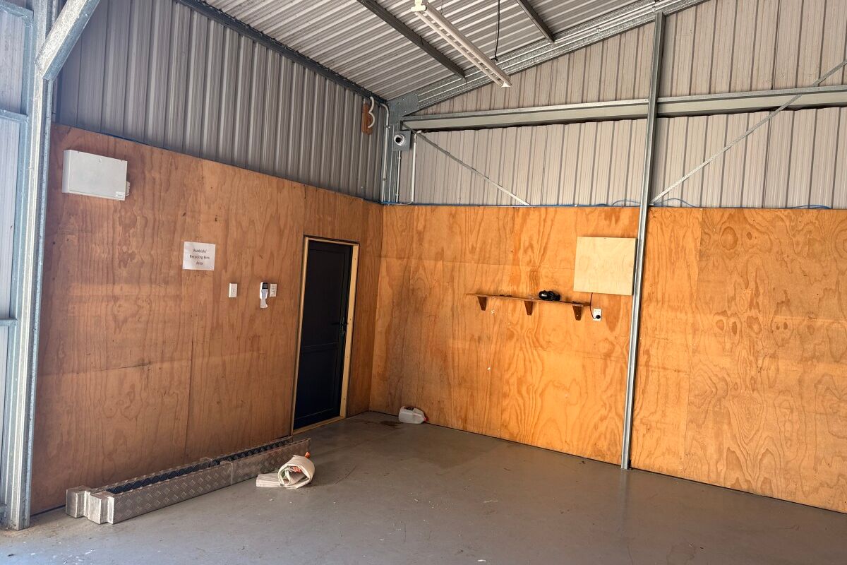 Modern Warehouse in Central Bell Block - Meer