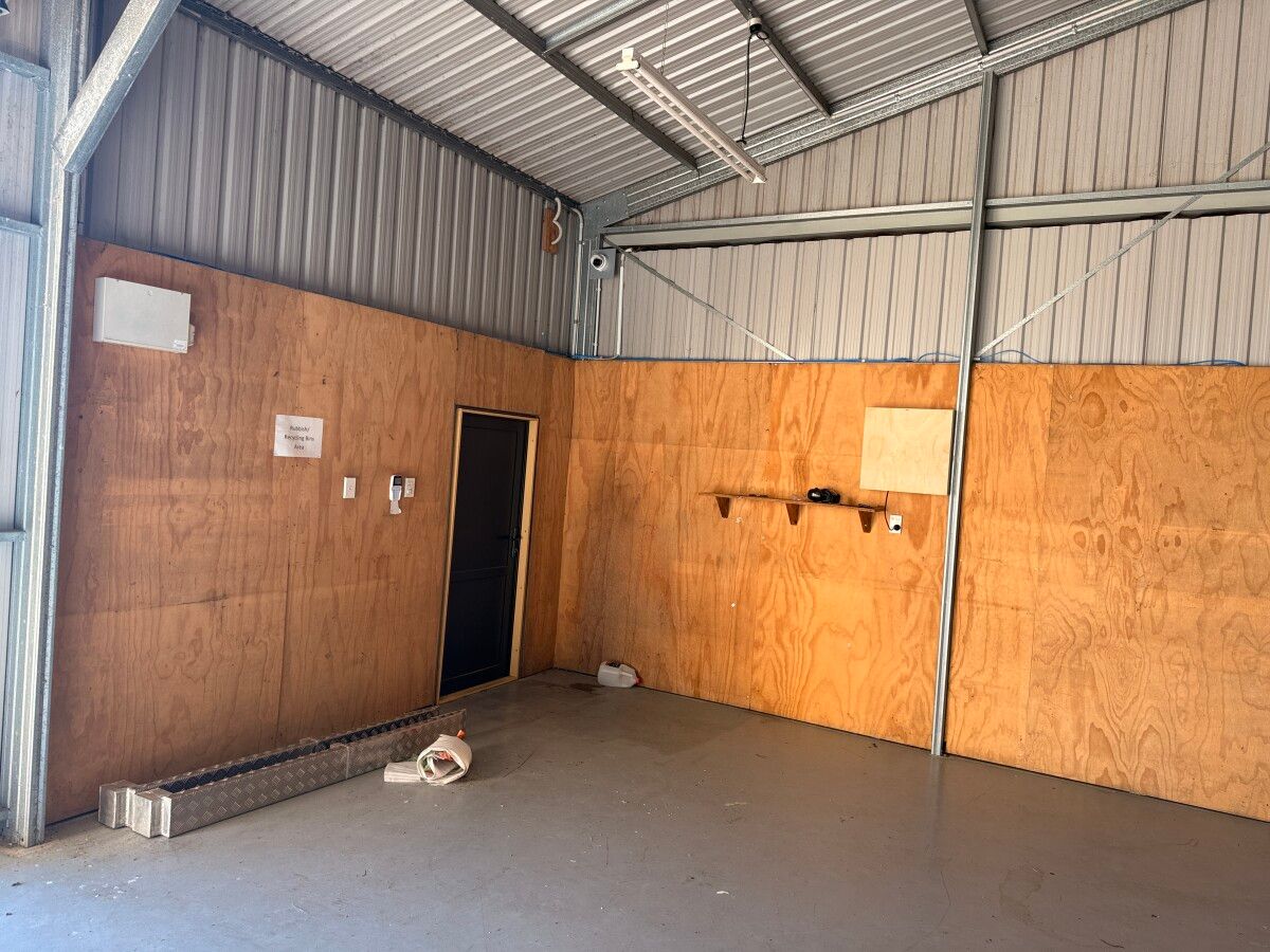 Modern Warehouse in Central Bell Block - Mehr