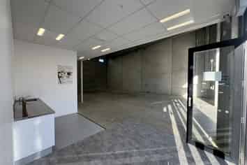 Modern 244sqm industrial unit