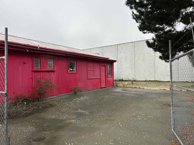 Standalone workshop with yard