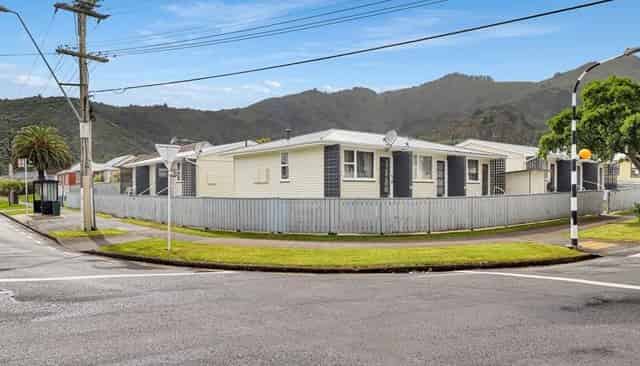 2/136-138 Waddington Drive, Naenae
