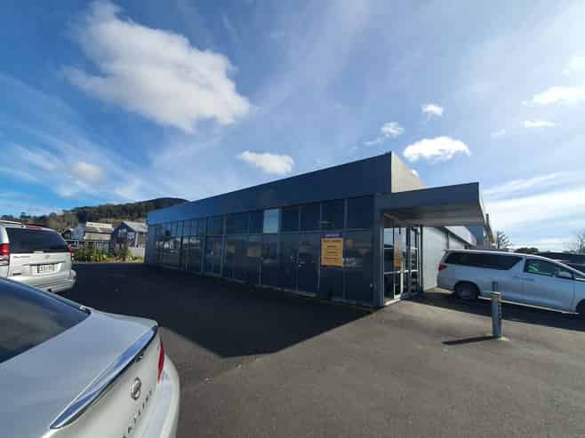 Standout location with flexible warehouse space