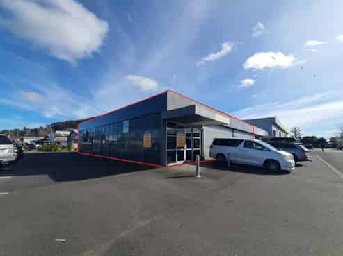Standout location with flexible warehouse space