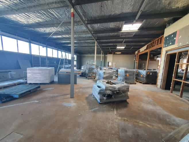 Standout location with flexible warehouse space