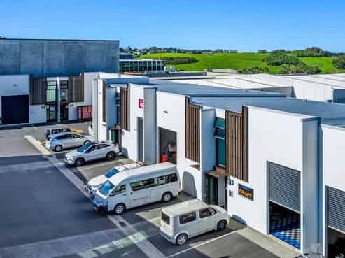 MODERN HIGH-STUD WAREHOUSE IN PRIME LOCATION
