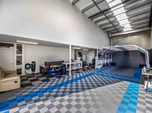 MODERN HIGH-STUD WAREHOUSE IN PRIME LOCATION
