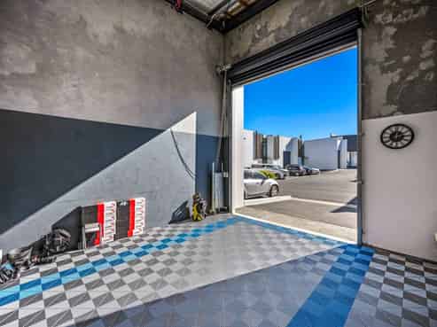MODERN HIGH-STUD WAREHOUSE IN PRIME LOCATION

