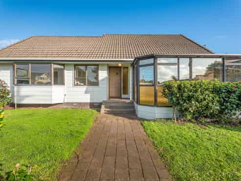 1/4 Bowling Avenue, Epsom