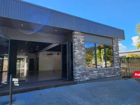 Restaurant with Captive Cliental!