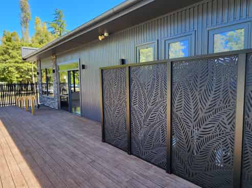 Restaurant with Captive Cliental!