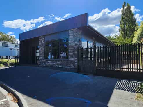 Restaurant with Captive Cliental!