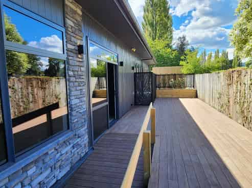 Restaurant with Captive Cliental!