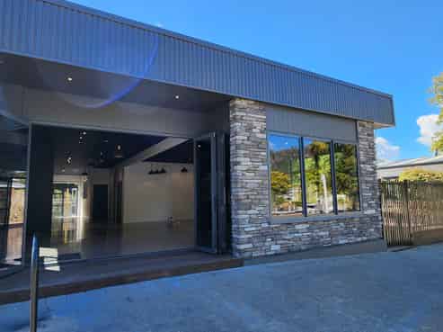 Restaurant with Captive Cliental!