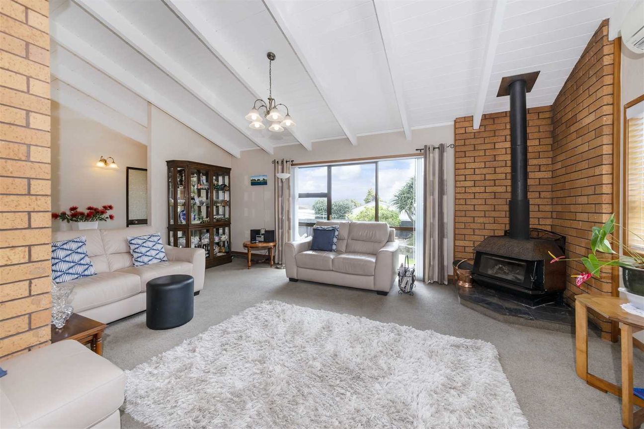 3 Bedrooms in Te Atatu South - Altro