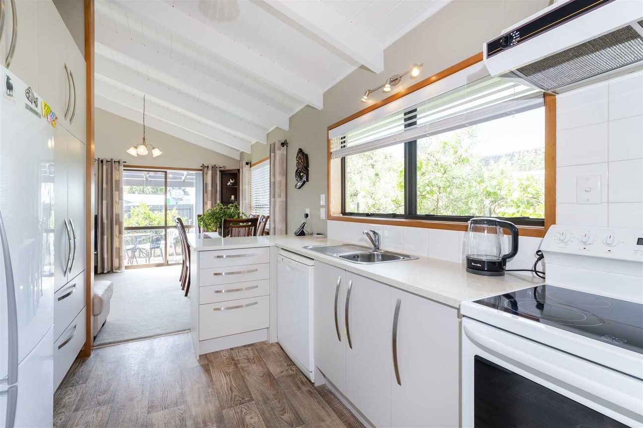 3 Bedrooms in Te Atatu South - Vista 3