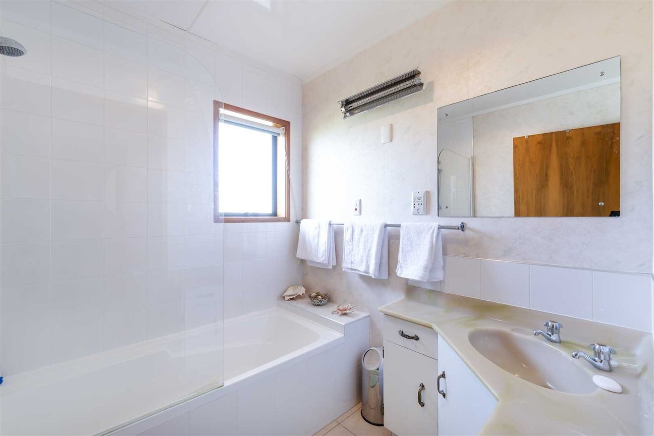 3 Bedrooms in Te Atatu South - Vista 5