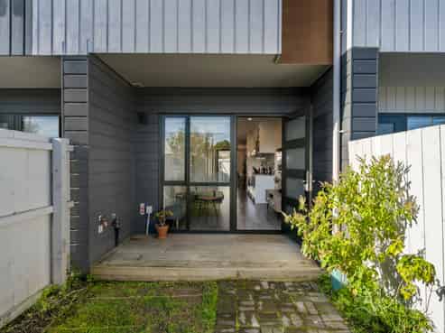8/24 Tara Road, Henderson