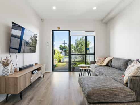 8/24 Tara Road, Henderson