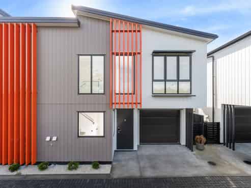 8D Rowan Terrace, Te Atatu South