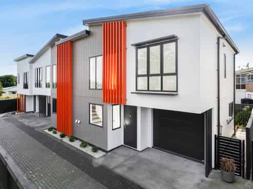 8D Rowan Terrace, Te Atatu South