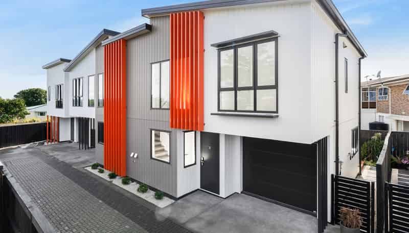 8D Rowan Terrace, Te Atatu South