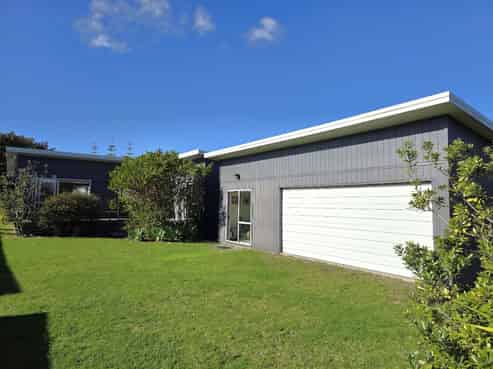 102 Sands Crescent, Matarangi