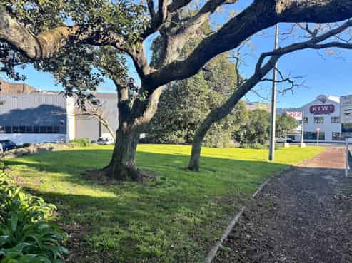 PRIME LOCATION - OFFICE AND WAREHOUSE
