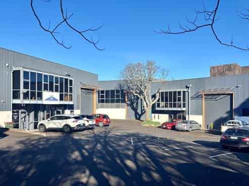 PRIME LOCATION - OFFICE AND WAREHOUSE
