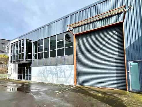 PRIME LOCATION - OFFICE AND WAREHOUSE
