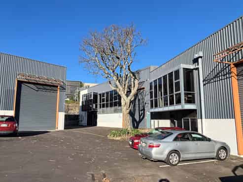 PRIME LOCATION - OFFICE AND WAREHOUSE
