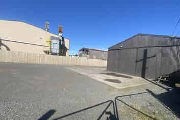 Workshop with good yard area