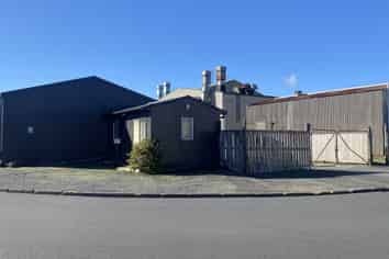 Workshop with good yard area