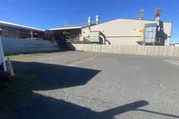 Workshop with good yard area
