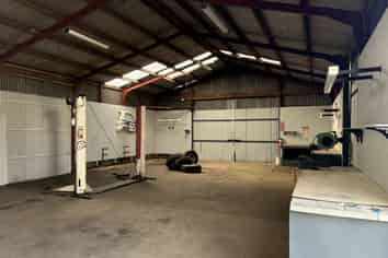 Workshop with good yard area