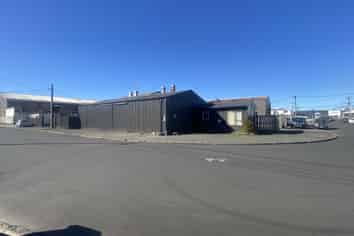 Workshop with good yard area