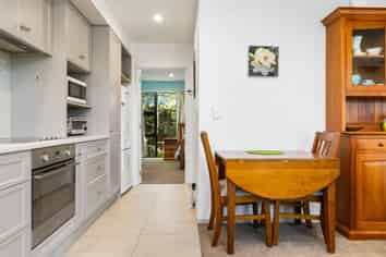 16 Saracen Avenue, Northwood