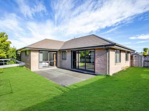12 Teafields Court, Huntington