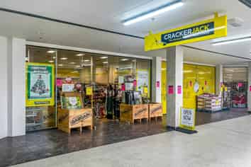 RARE LARGE FORMAT RETAIL – SOUTHMALL
